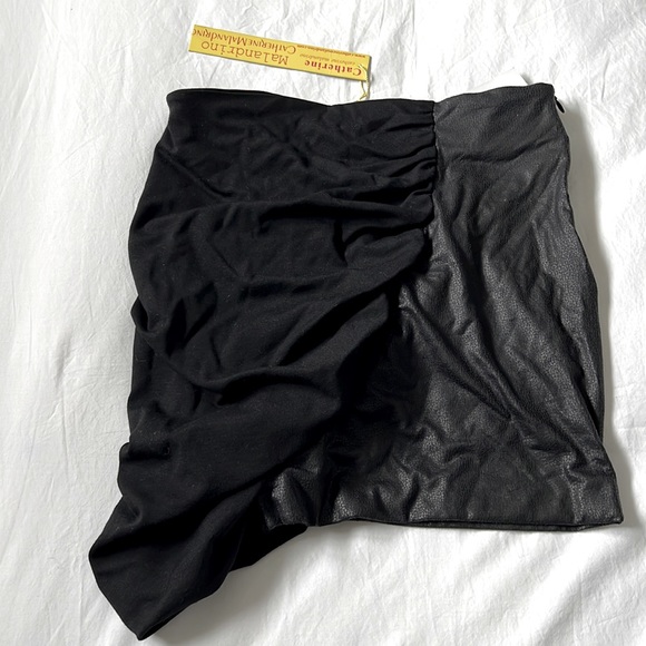 Black mini skirt - Picture 1 of 5